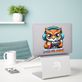 Night Owl Gamer Mascot Fun Gaming Illustration Sticker (Laptop op bureau)