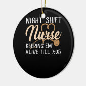 Night Shift Nurse Keeping Em Alive tot 7:05 Keramisch Ornament (Links)