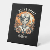 Night Shift Nurse Mummy Halloween Healthcare Flora Reclamebord Met Voetstuk (Voorkant)