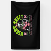 Night Shift Nurse - Nationale Nurse Week Gift Idee Spandoek (Verticaal)