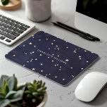 Night Sky Gold Stars Minimalistisch Monogram Muismat<br><div class="desc">Mooie donkerblauwe,  nachtelijke achtergrond met een naadloos patroon van gouden sterren en een elegant script lettertype monogram. Dit artikel past prachtig bij andere bijpassende kantoor en persoonlijke items die u in onze winkel kunt vinden.</div>