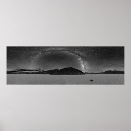 Night Sky Milky Way Panorama van Racetrack Playa Poster (Voorkant)