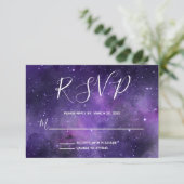 Night Sky Starlight Paarse bruiloft RSVP Kaartje (Staand voorkant)