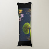 Night Willow Tree met vlinders en vuurvliegjes Lichaamskussen (Voorkant Verticaal)