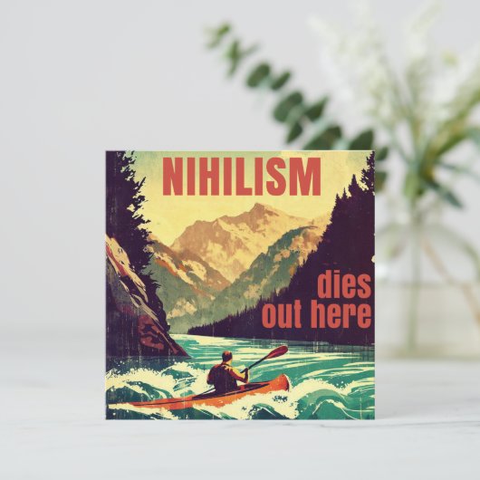 Nihilisme sterft hier door kajakken (Staand voorkant)