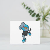 Nijlpaard als voetballer met voetbal briefkaart (Staand voorkant)