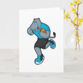 Nijlpaard als voetballer met voetbal kaart (Gele Bloem)