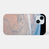 Nijlrivier die noordwaarts kronkelt naast het Rode iPhone 15 Case (Achterkant horizontaal)