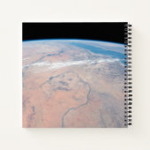 Nijlrivier die noordwaarts kronkelt naast het Rode Notitieboek (Achterkant)