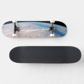 Nijlrivier die noordwaarts kronkelt naast het Rode Persoonlijk Skateboard (Horizontaal)