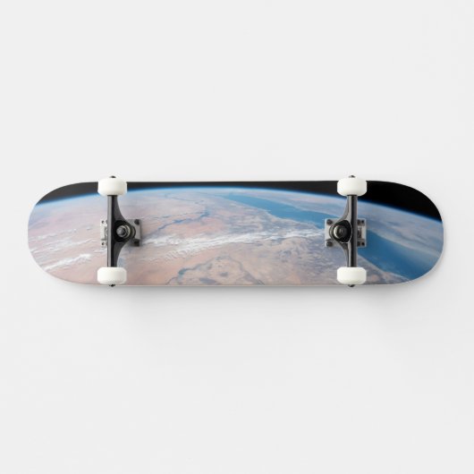 Nijlrivier die noordwaarts kronkelt naast het Rode Persoonlijk Skateboard (Horizontaal)