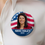 Nikki Haley - Campagne Foto met Amerikaanse vlag Ronde Button 5,7 Cm<br><div class="desc">Een klassiek ontwerp met een afbeelding van Nikki Haley over een zwendende Amerikaanse vlag. Het jaar kan in een lijn of positie van het label worden veranderd. Een klassiek campagneontwerp voor een presidentsverkiezing.</div>