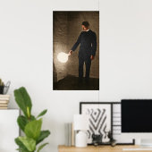 Nikola Tesla met een gloeilamp Poster (Thuiskantoor)