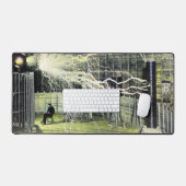 Nikola Tesla zit naast zijn hoogspanning Bureaumat (Keyboard & Muis)