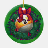 Nine Ball in Wreath on Green Keramisch Ornament (Achterkant)