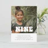Nine - Groovy Foto Verjaardag Uitnodiging (Staand voorkant)