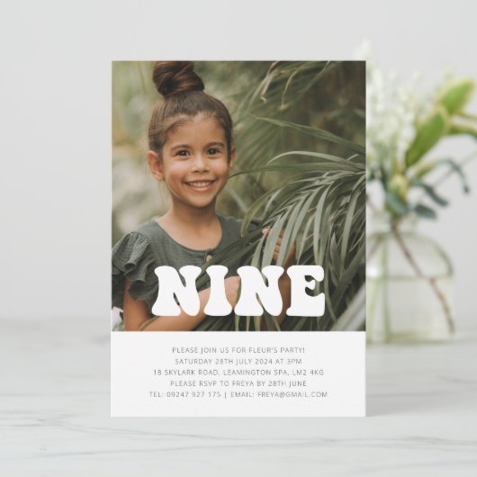 Nine - Groovy Foto Verjaardag Uitnodiging (Staand voorkant)