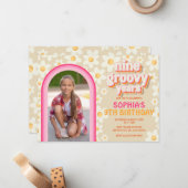 Nine Groovy Retro Daisy Photo Birthday Invitation Notitiekaartje (Voorkant / Achterkant in situ)