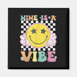 Nine is een vibe 9e verjaardag Groovy Smile Face 9 Magneet