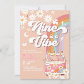 Nine is een Vibe Groovy Pink Daisy 9e verjaardag Kaart (Voorkant)