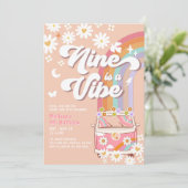 Nine is een Vibe Groovy Pink Daisy 9e verjaardag Kaart (Staand voorkant)