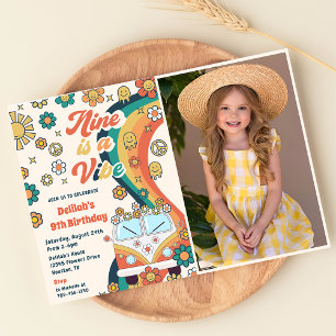 Nine is een Vibe Retro Bloemen 9e Verjaardagsfeest Kaart