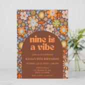 Nine is een Vibe Retro Groovy Flowers 9e Verjaarda Kaart (Staand voorkant)