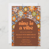 Nine is een Vibe Retro Groovy Flowers 9e Verjaarda Kaart (Voorkant)