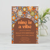 Nine is een Vibe Retro Groovy Flowers 9e Verjaarda Kaart (Staand voorkant)