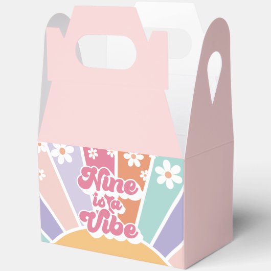 Nine is een Vibe Retro Sunshine Rainbow Daisy Bedankdoosjes (Open)