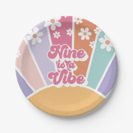 Nine is een Vibe Retro Sunshine Rainbow Daisy Papieren Bordje