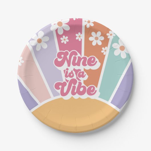 Nine is een Vibe Retro Sunshine Rainbow Daisy Papieren Bordje (Voorkant)