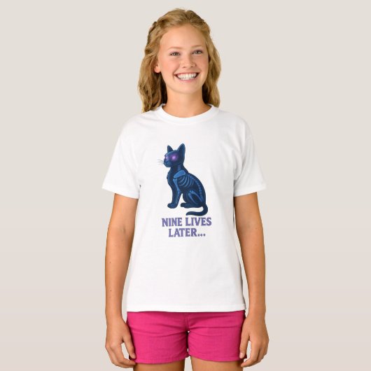 Nine Lives Later – Funny Cat T-Shirt (Voorkant volledig)