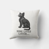Nine Lives Later – Funny Cat T-Shirt Kussen (Achterkant)