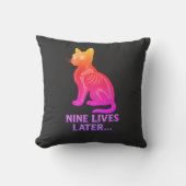 Nine Lives Later – Funny Cat T-Shirt Kussen (Voorkant)