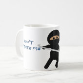 Ninja met de Mok van Crochet Hook (Voorkant links)