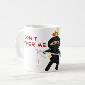 Ninja met Mok naaigarens (Voorkant links)