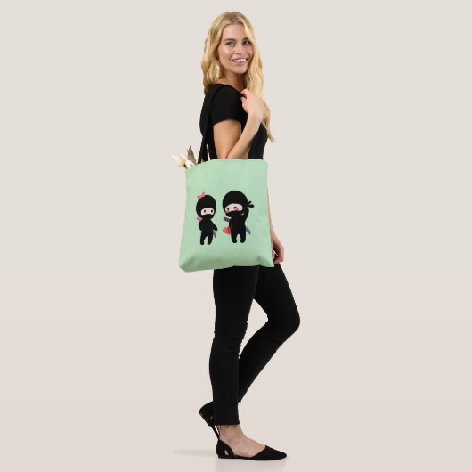 Ninja Pair, een jongen en een meisje op groen Tote Bag (Op model)