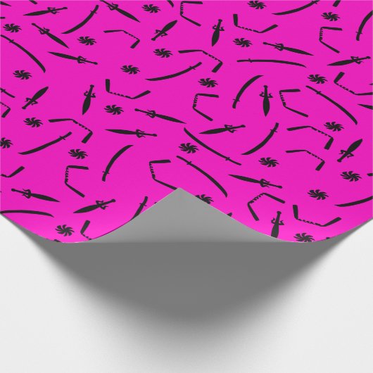 Ninja Sword en Throwing Stars Pattern Black Pink Cadeaupapier (Hoek)