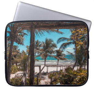 Nipa hut onder kokokospalmen laptop sleeve