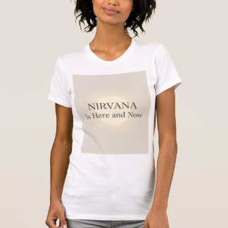 Nirvana is hier en nu Inspirerende quote T-shirt