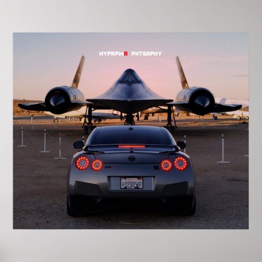 Nissan GT-R die een SR-71 oppakt Poster (Voorkant)