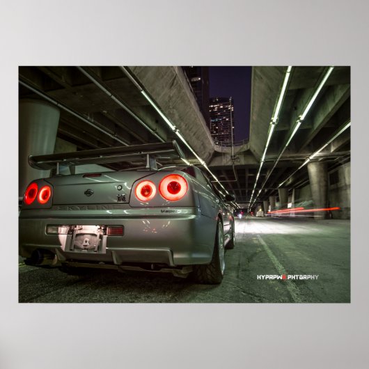 Nissan Skyline GT-R34 in het centrum van Los Angel Poster (Voorkant)
