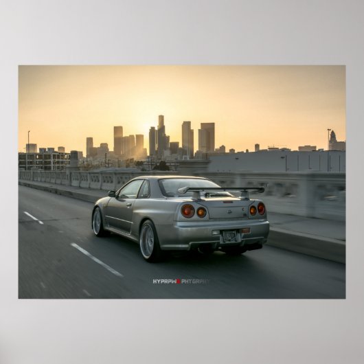 Nissan Skyline GT-R34 in het centrum van Los Angel Poster (Voorkant)