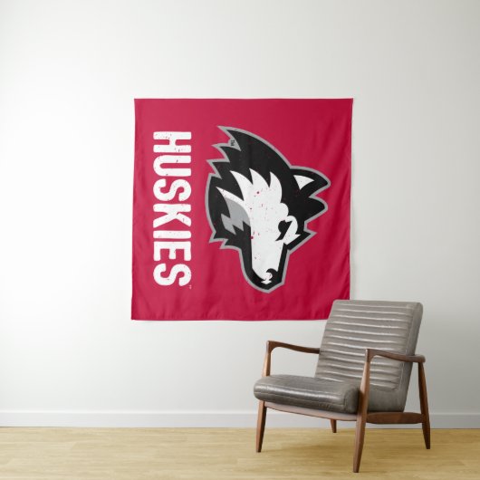 NIU Huskies Distress Wandkleed (In Situ (horizontaal))