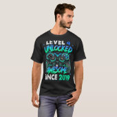 Niveau 4 niet-vergrendeld Geweldige sinds 2019 4e T-shirt (Voorkant volledig)