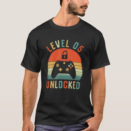 Niveau 5 Onvergrendelde videogamer  5e verjaardag T-shirt (Voorkant)