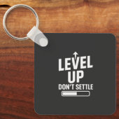 Niveau omhoog, ga niet zitten sleutelhanger (Voorkant)