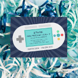 Niveau omhoog | Gamer Theme Kids Verjaardagsfeest Kaart<br><div class="desc">Uitnodigingen voor homoparen met het thema Cool retro gamer zijn voorzien van een handheld spelconsole met "[name] heeft het niveau [leeftijd]" bereikt dat op het scherm wordt weergegeven,  met de details van uw partij hieronder.</div>