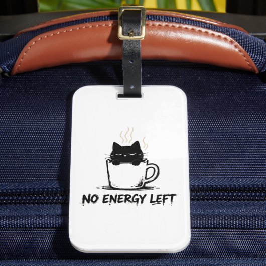 NO ENERGY LEFT” Sleepy Cat in Coffee Mug – Funny M Bagagelabel (Voorkant Insitu 2)